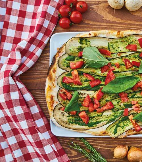 pizza-familie pizza teig pfeffer tabelle gemüse gesundheit rot