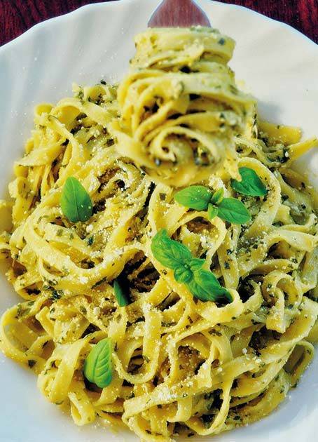 tagliatelle pasta auf einer gabel lebensmittel